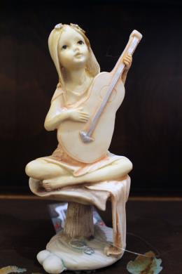 مجسمه فرشته گیتارزن